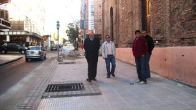 Guzmán recorrió ensanche de vereda en calle Esquiú