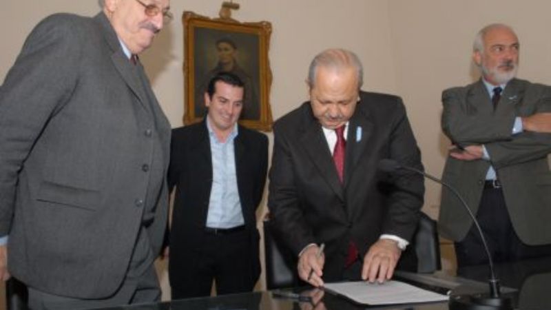 Por falta de pago del Gobierno, empleados paralizan obra