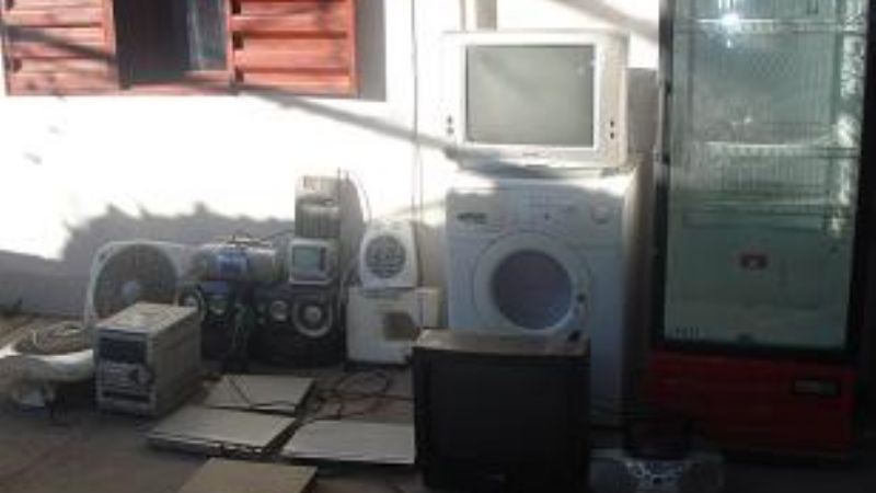 En allanamientos, secuestran varios elementos y detienen a dos personas 