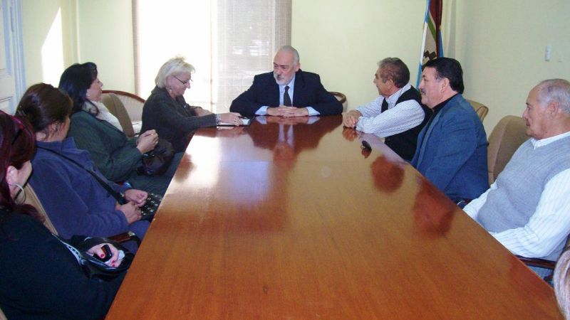 Guzmán firmó escritura del centro vecinal de barrio Policial