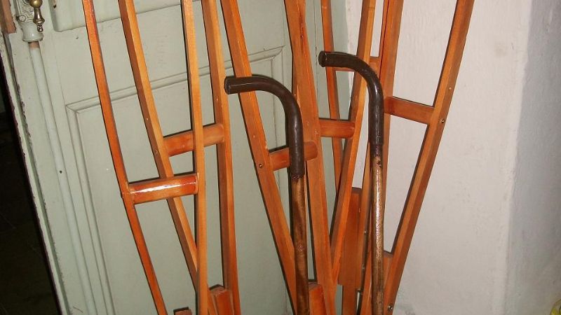 El Servicio Penitenciario entregó muletas y bastones 