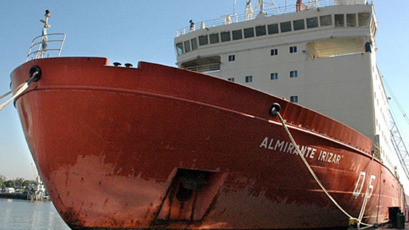 Un catamarqueño en la tarea de devolver al mar al Irizar