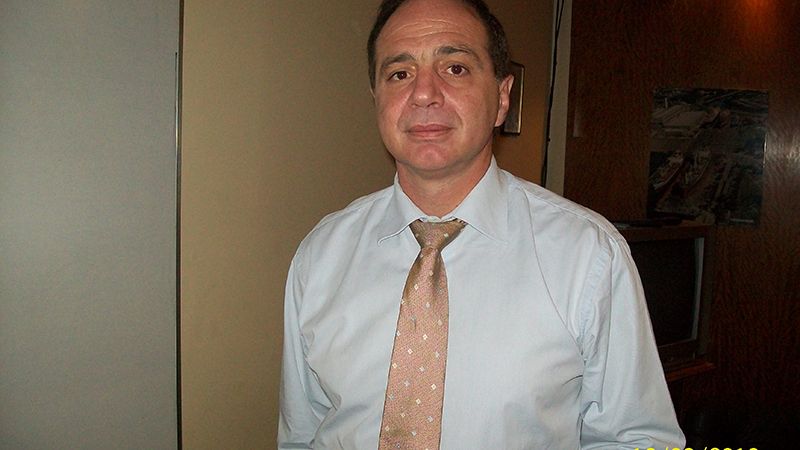 Un catamarqueño en la tarea de devolver al mar al Irizar