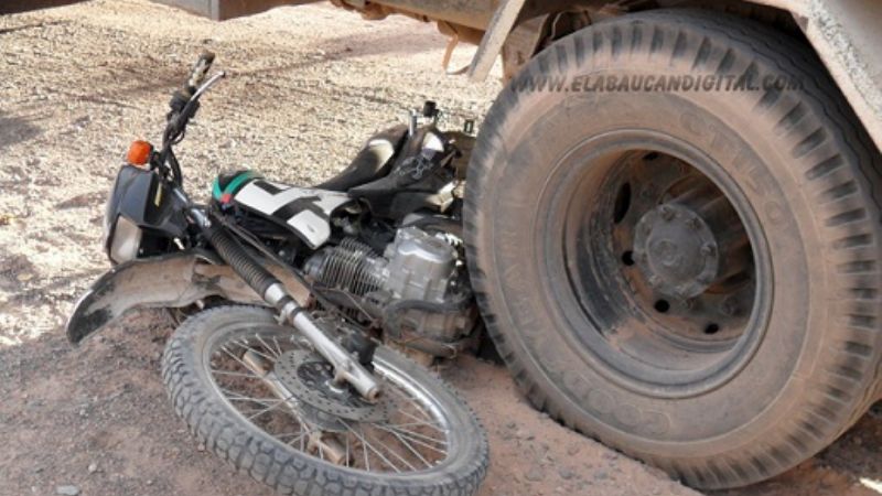 Motocicleta chocó con camión municipal