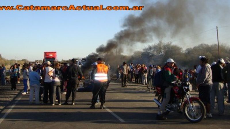Vecinos cortan Ruta Nacional N°38