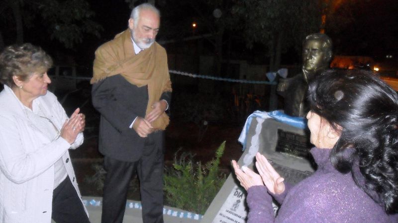 Busto en homenaje a Belgrano en la plaza de Bº El Jumeal 