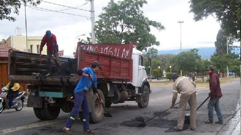 Fuerte operativo de bacheo en la Capital
