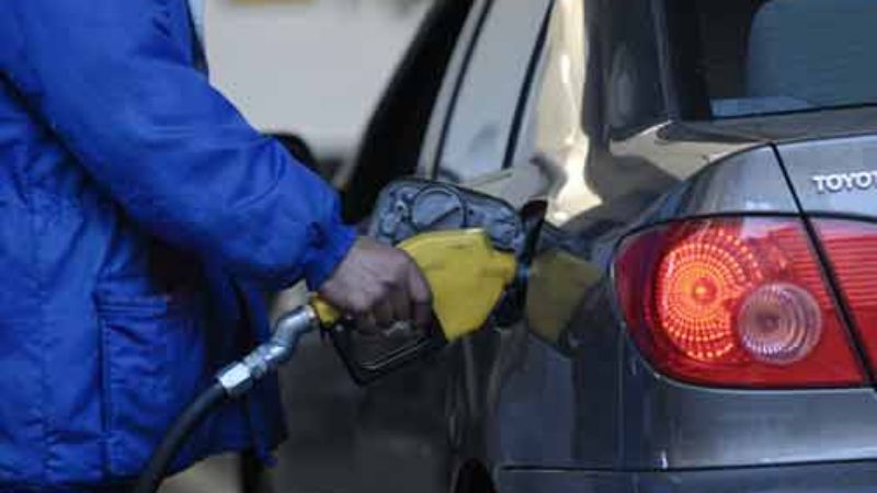 Larga espera para conseguir la nafta más barata