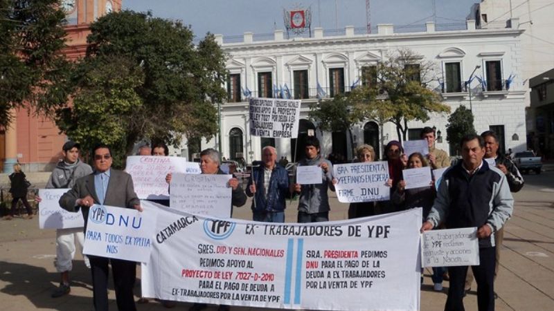 Ex trabajadores de YPF reclamaron una deuda de la década del 90 