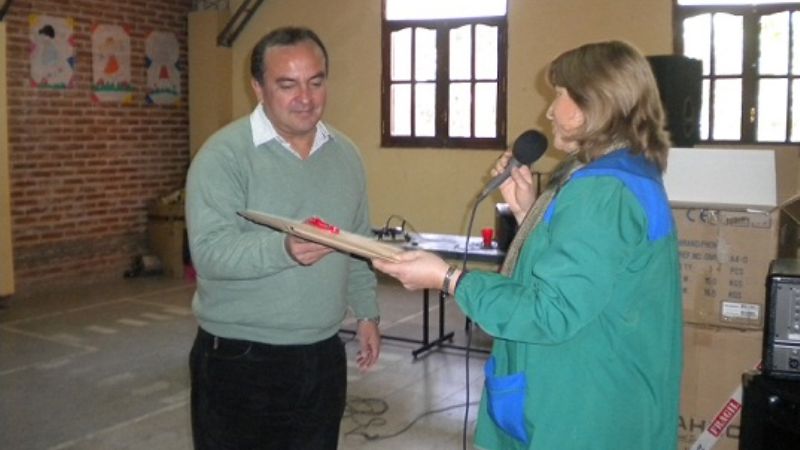 Moreno donó equipo de sonido a jardín de infantes