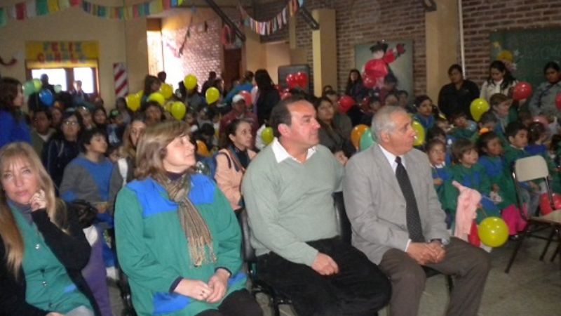 Moreno donó equipo de sonido a jardín de infantes