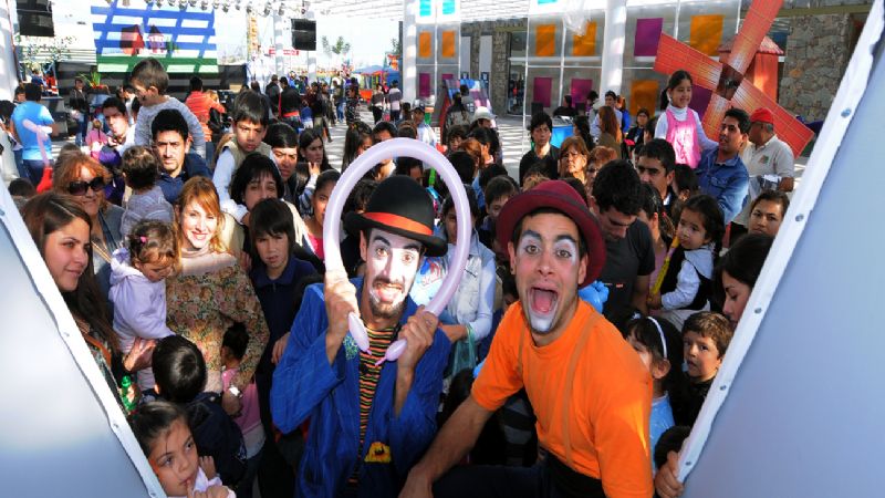 Los mas chicos felices con el Poncho