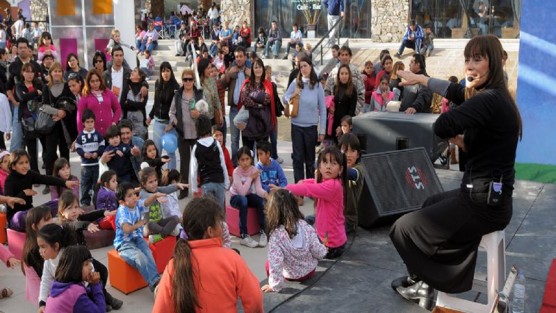 Los mas chicos felices con el Poncho