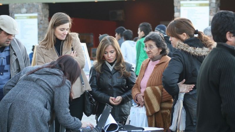 Gigantino sigue de campaña e instaló un puesto de consulta en el Poncho