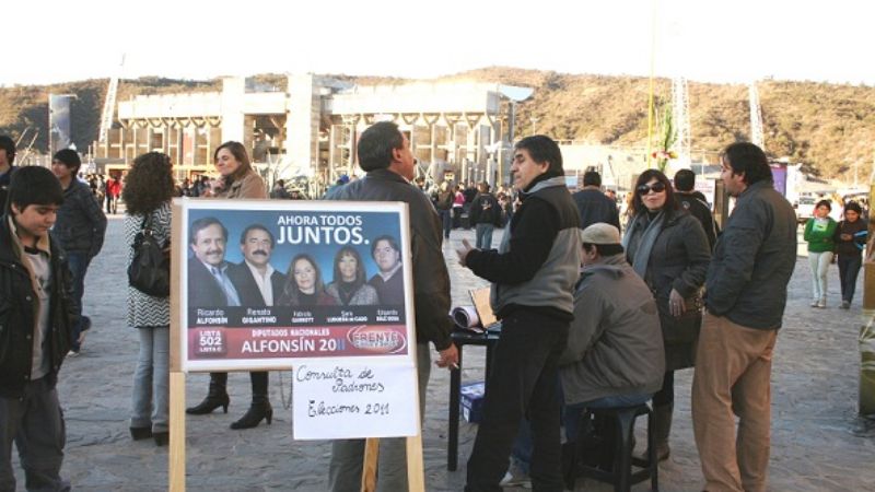 Gigantino sigue de campaña e instaló un puesto de consulta en el Poncho