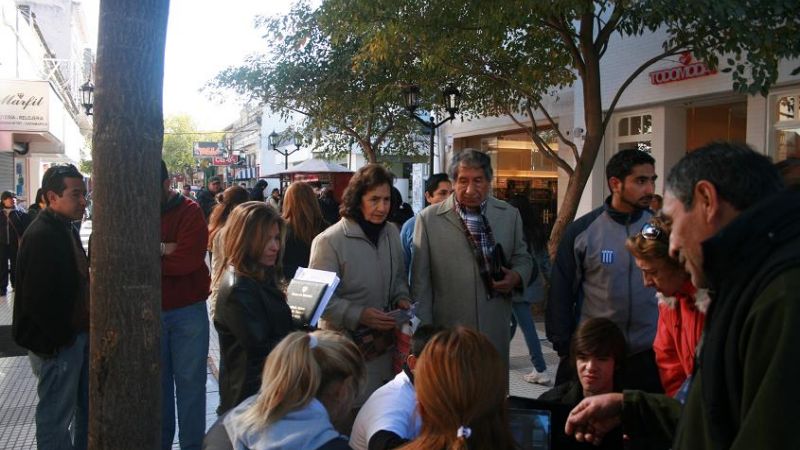 Gigantino hace campaña en la peatonal