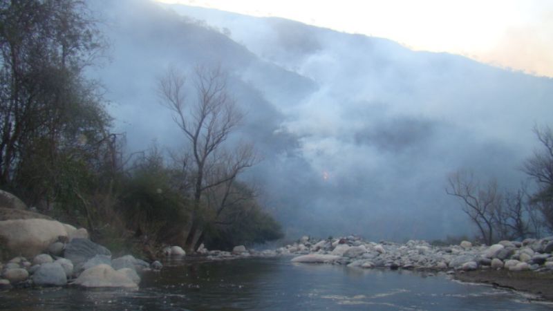 Controlan incendios en el cerro Ambato