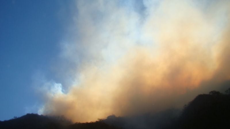 Controlan incendios en el cerro Ambato