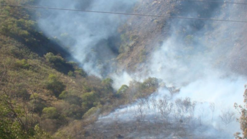 Controlan incendios en el cerro Ambato