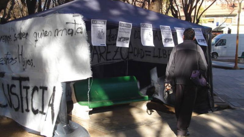 Montaron una carpa en la plaza para pedir justicia