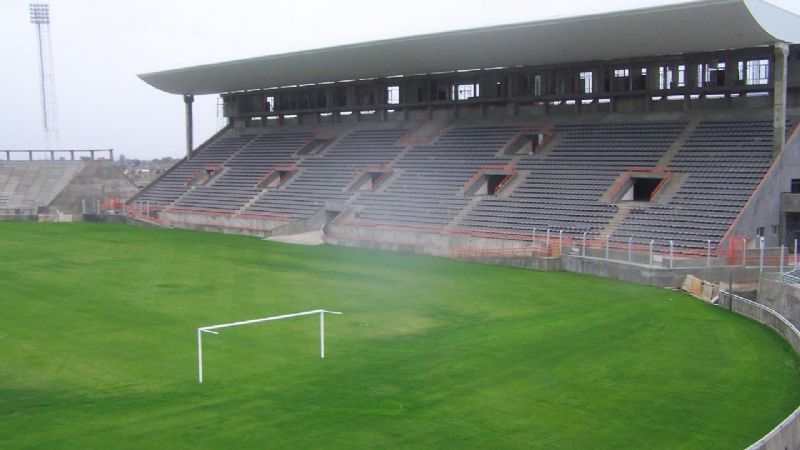 Brizuela se enojó y retó a sus funcionarios por el hundimiento del Estadio