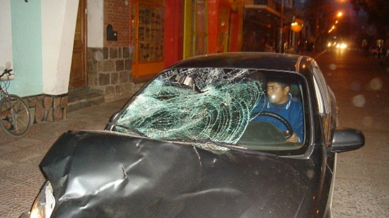 Gravísimo: Chocaron a una moto con dos menores y se fugaron