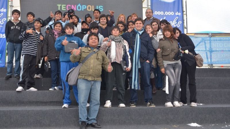 Alumnos de Catamarca junto a la presidenta en Tecnópolis