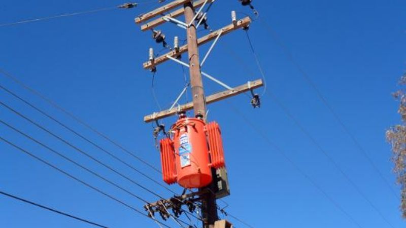 Vecinos esperan la llegada del ENRE