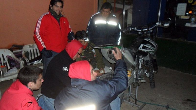 Competidores italianos del Dakar prueban motos en Fiambalá