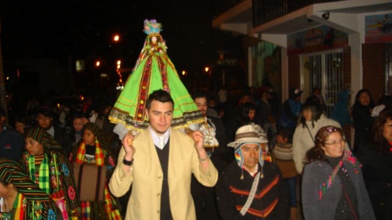Con una colorida procesión, se vivió la fiesta de la virgen de Urkuñiña