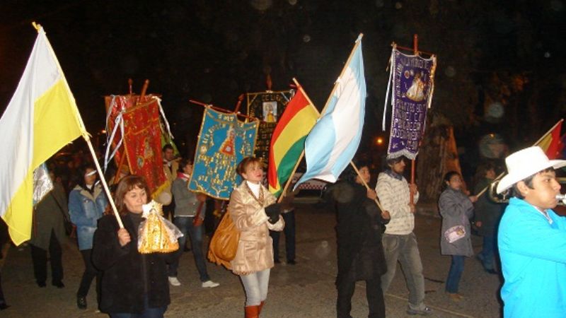 Con una colorida procesión, se vivió la fiesta de la virgen de Urkuñiña