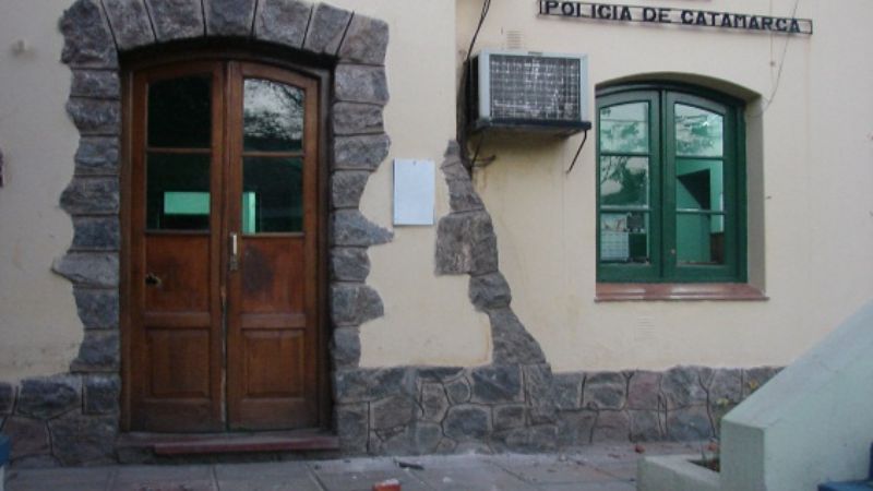 Allegados de uno de los fallecidos arrojaron piedras contra la Comisaría Cuarta