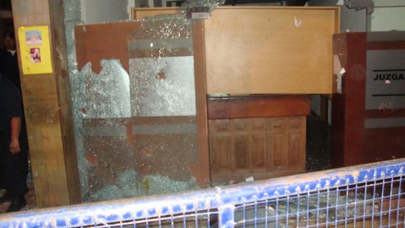 Nueve policias heridos y dos menores detenidos