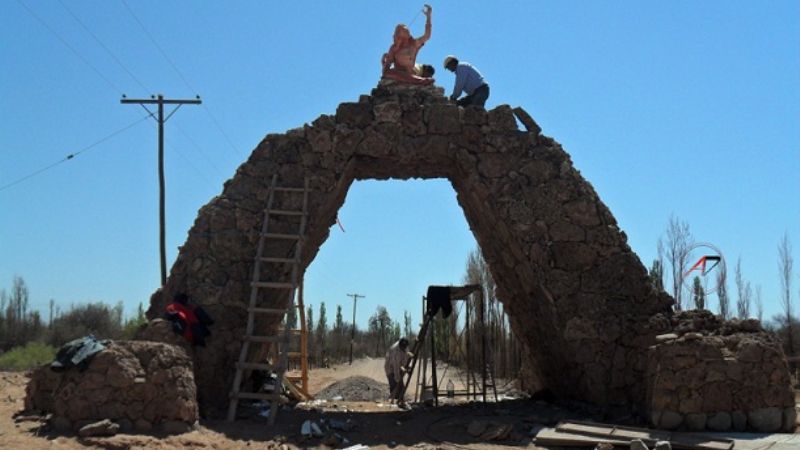 Ultiman detalles de la rotonda homenaje a las hilanderas en Palo Blanco