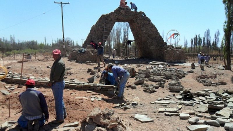 Ultiman detalles de la rotonda homenaje a las hilanderas en Palo Blanco