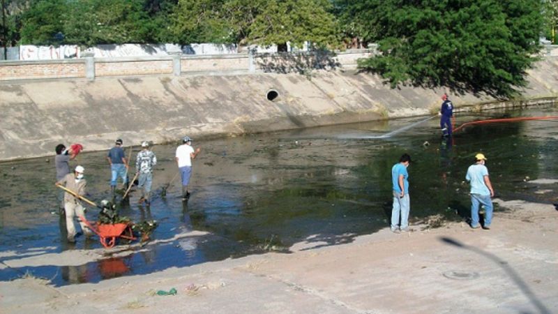 Se realiza la limpieza de canales