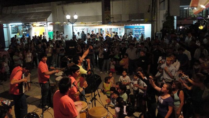 “Maxi y Los Elegidos” hicieron bailar en la Peatonal