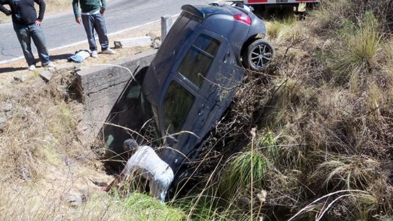 Jóvenes volcaron camino a El Rodeo