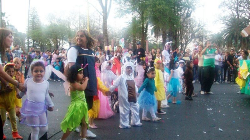 Colorido desfile de carrozas de los Centros de Estimulación municipales
