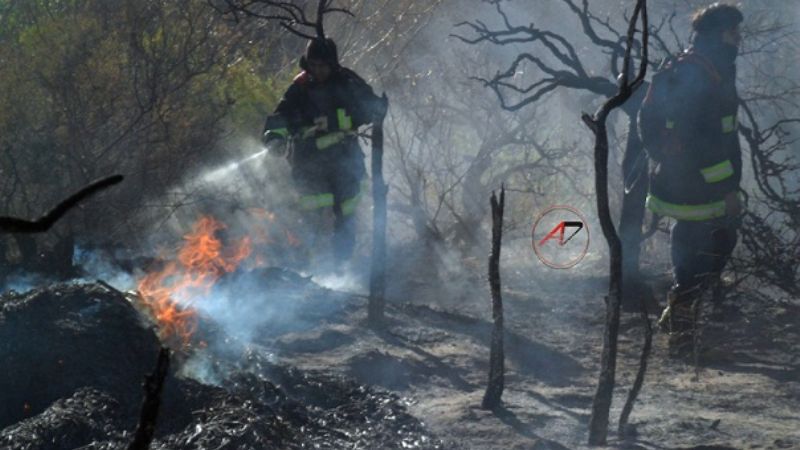 En ingente incendio, una autobomba fue alcanzada por las llamas