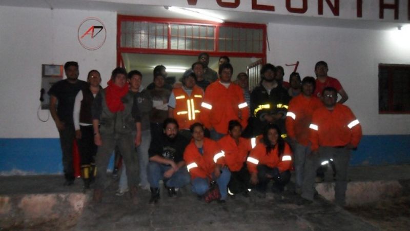 En ingente incendio, una autobomba fue alcanzada por las llamas