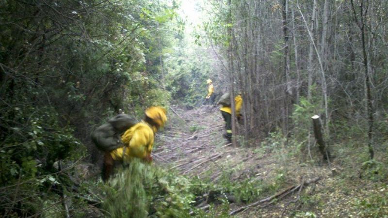 Las precipitaciones ayudan a calmar el fuego que está contenido