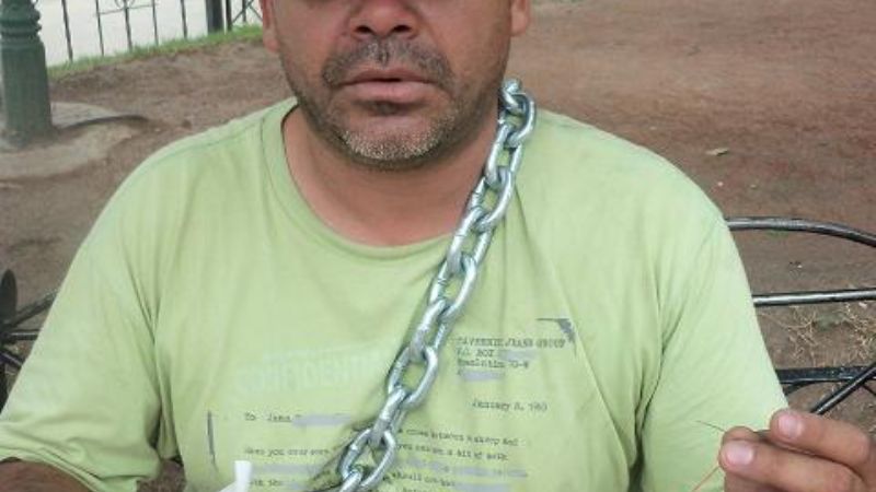 Encadenado frente a Casa de Gobierno amenaza con coserse la boca