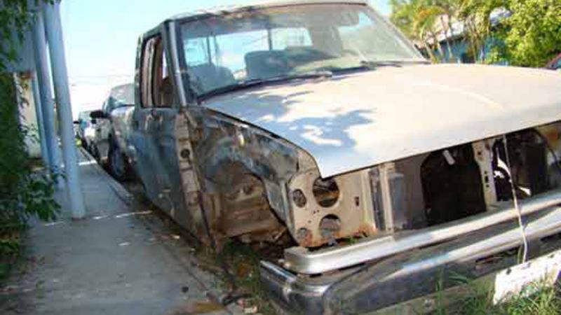 Iniciarán operativo para retirar autos chatarras de la vía pública