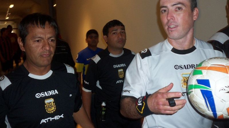 Policial protagonizó un papelón en un amistoso