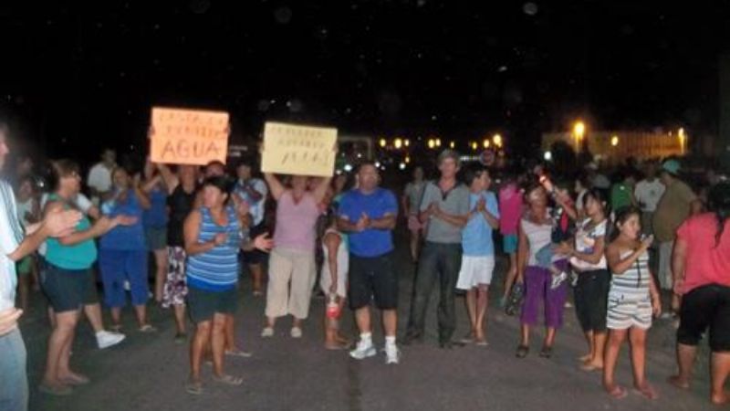Hartos de promesas, vecinos cortaron ruta en Recreo