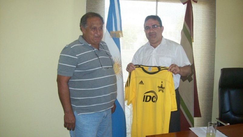 Jalil recibió la camiseta de un equipo ruso