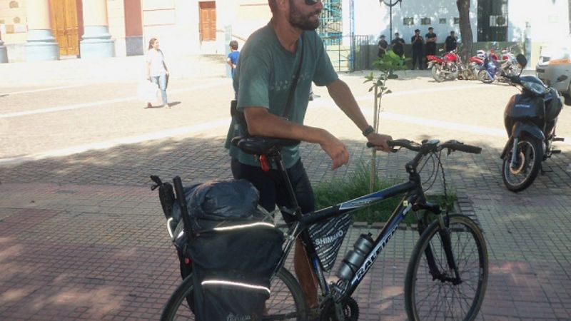 Un aventurero que recorre el país en bicicleta se enamoró de Catamarca