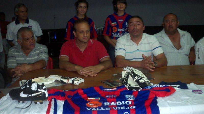 Obreros de San Isidro presentó su nueva indumentaria