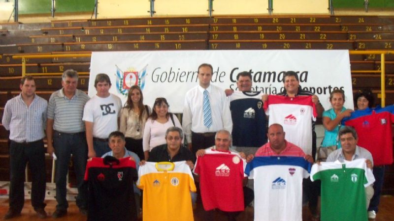 Indumentaria y 15 mil pesos para equipos del interior